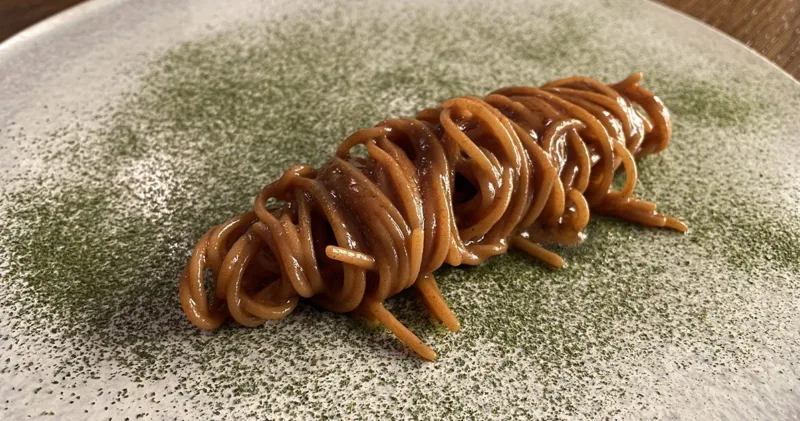 Spaghettino, rosa canina e polvere di aglio selvatico di Sara Scarsella