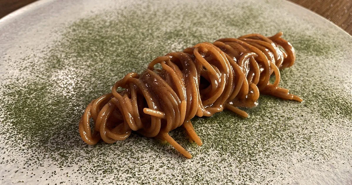 Spaghettino, rosa canina e polvere di aglio selvatico di Sara Scarsella