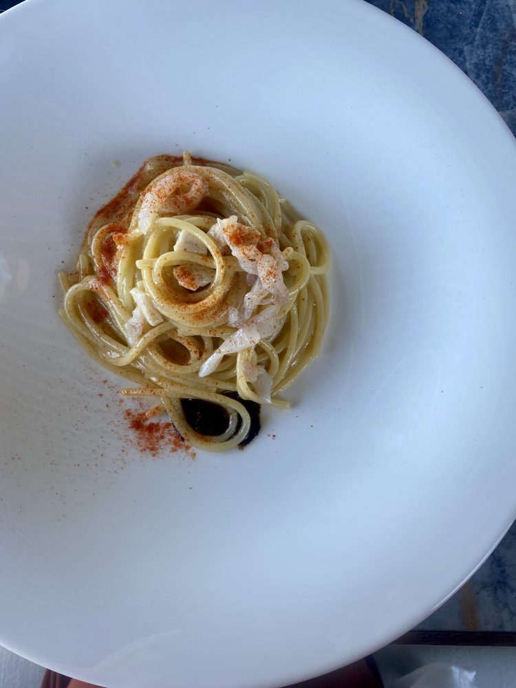 Spaghettone aglio nero e olio, con ricciola affumicata e polvere di jalapeño -Coevo Ristorante