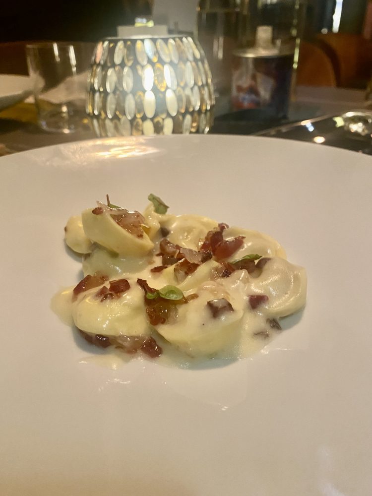 Tortellini di carne, burro di bufala affumicato, prosciutto iberico e dragoncello - Il Salotto di Boreale