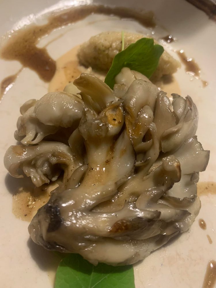  Suculent a Barcellona, fungo maitake alla brace con emulsione e pesto di pinoli