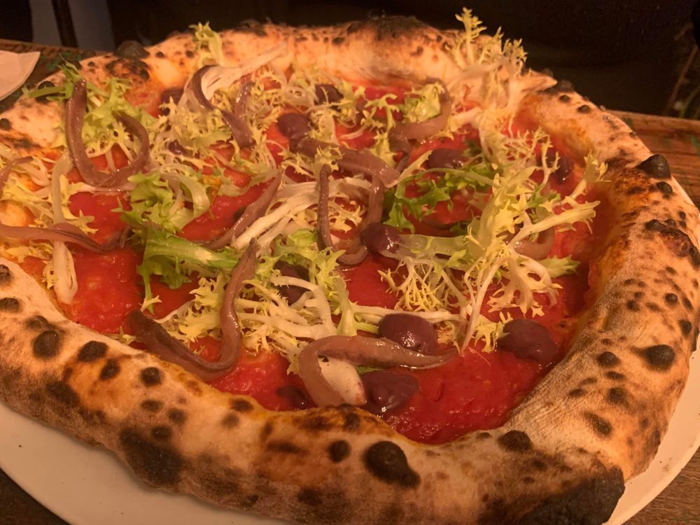 Pizzeria Sartoria Panatieri, con alici del Cantabrico, tapenade di olive, pomodoro e scarola