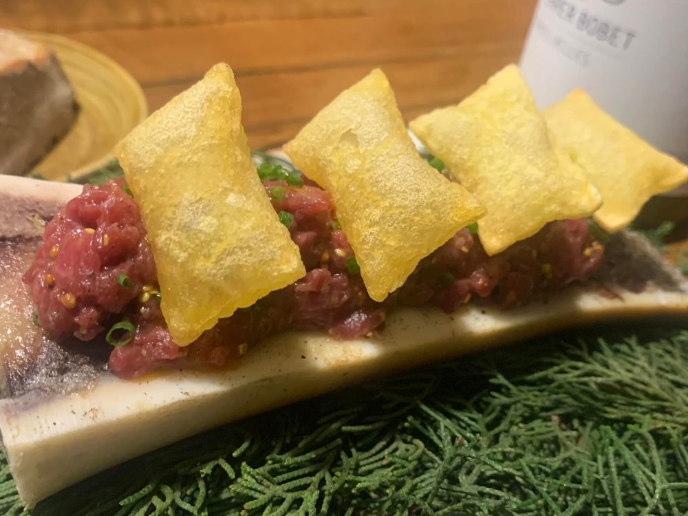 Suculent a Barcellona, tartare su midollo e patate soffiate