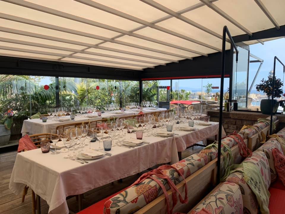 Terraza Martinez a Barcellona, i tavoli in veranda