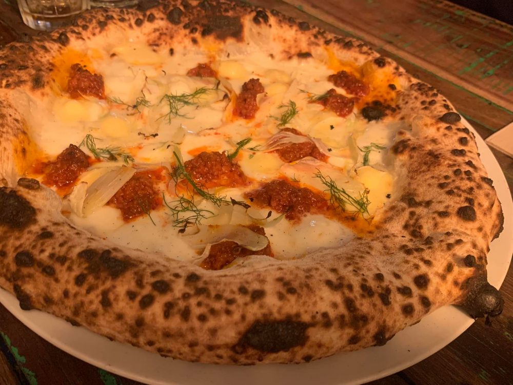 Pizzeria Sartoria Panatieri, con soppressata, formaggio e finocchio selvatico