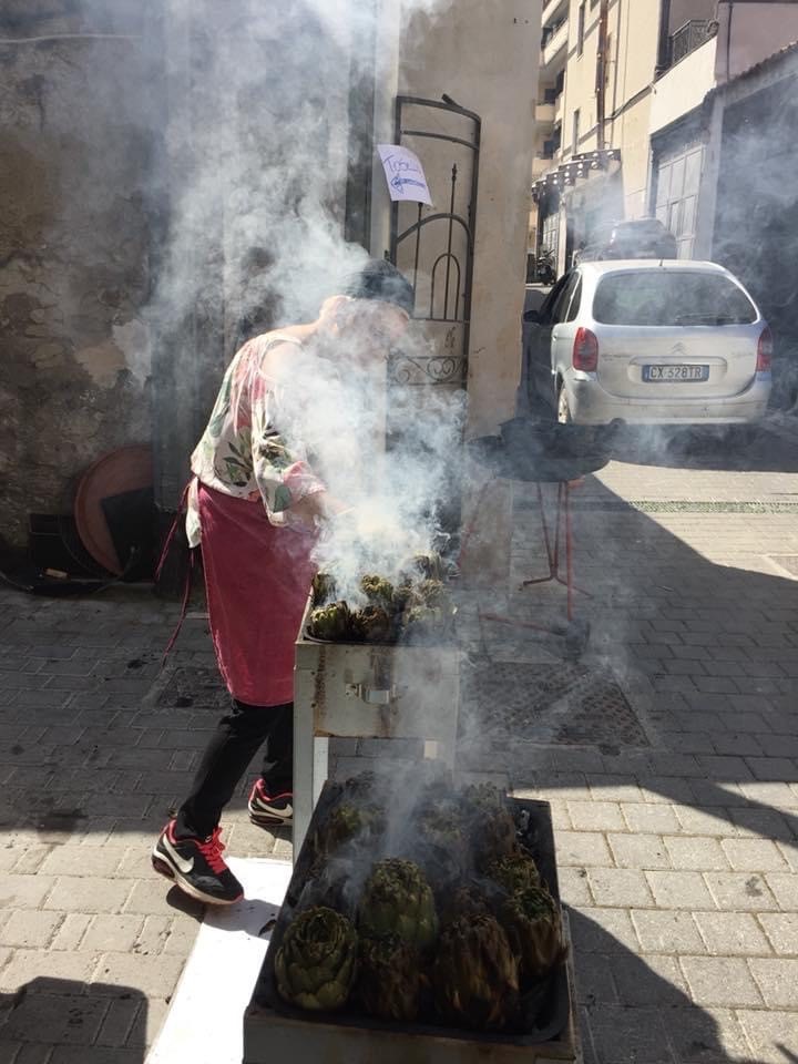 Carciofi arrostiti - venditrice ambulante