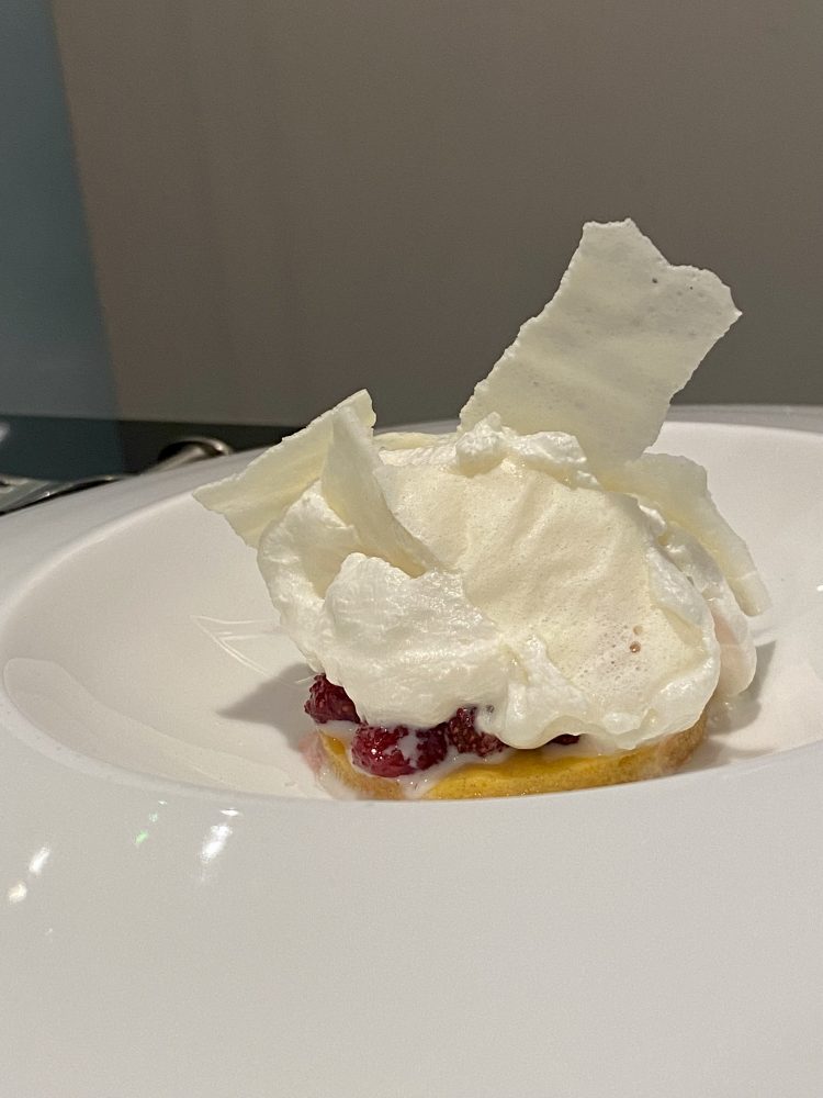 Fior di fragola, composto da un bisquit al limone, fragoline di bosco al maraschino e pepe sansho, gelato alla fragola, spuma e cialde di latte - My Seacret