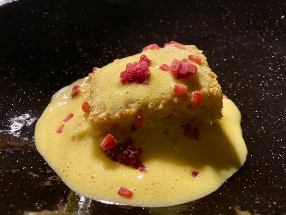 L’uovo, pan di Spagna al manhattan, spuma di tuorlo e lampone ghiacciato - Radici Clandestine