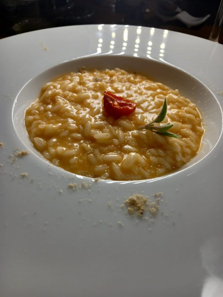 MM Lounge Restaurant - risotto aglio, olio peperoncino e polvere di alici