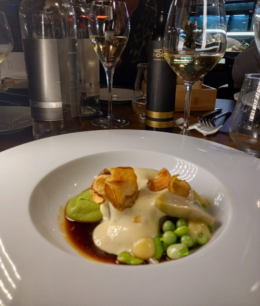 MM Lounge Restaurant - tombarello arrosto, doppia consistenza di vignarola, spuma di lardo e salsa di aceto affumicato