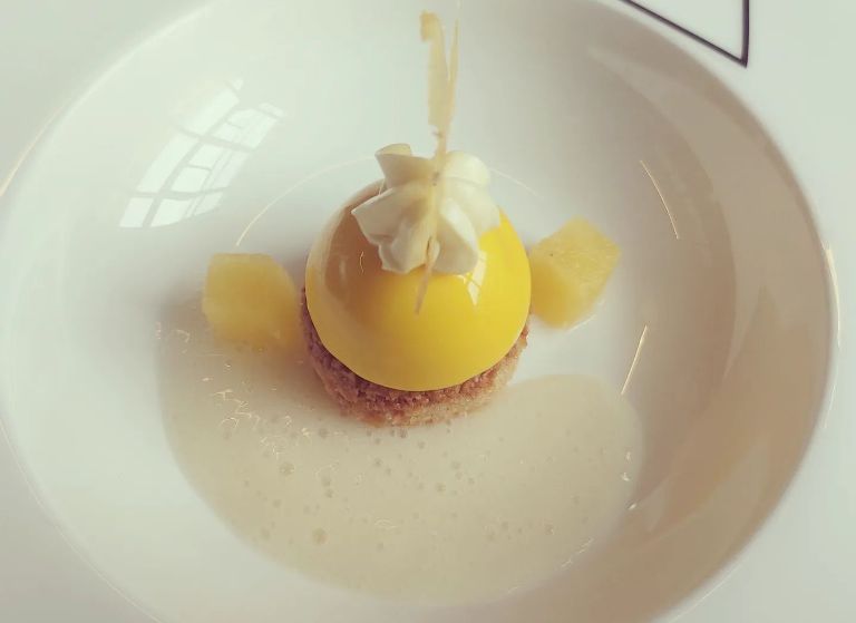 Mont Blank, pre dessert alla piña colada - mousse al cocco, gel al rhum, glassaggio all'ananas e cremoso all'olio di oliva