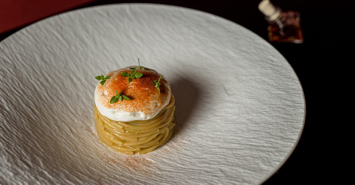 Spaghetto al Garum di pomodoro, provola affumicata e basilico di Antonio Sena