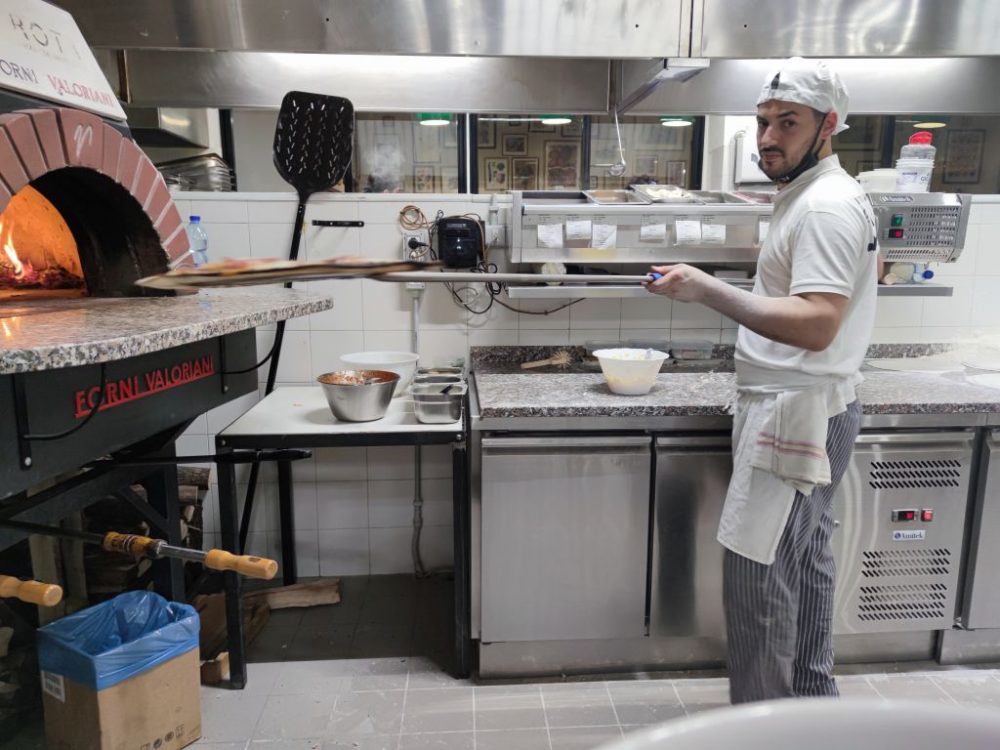 A Rota Pizzeria Romanesca - Sami davanti al forno a legna Valoriani