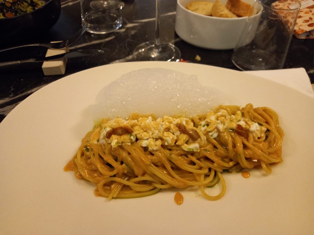 Cult - spaghettone con ricci di mare, bottarga, stracciatella di bufala e aria di limone