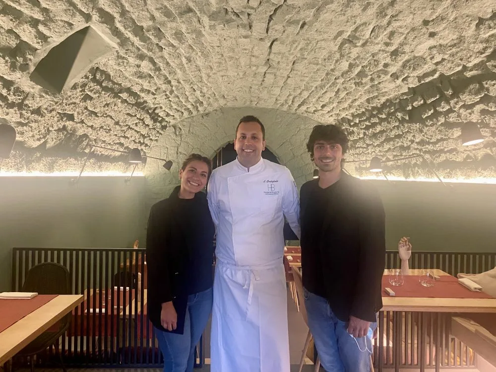 Luigi Costigliola, Luca Costigliola e collaboratrice - Hosteria Bugiarda