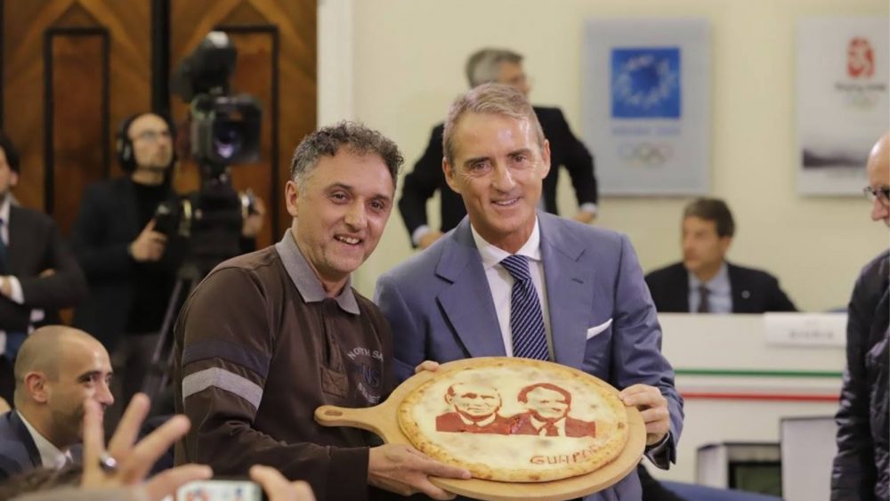 Marco Amoriello con la pizza dedicata a Roberto Mancini