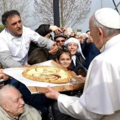 Marco Amoriello consegna la pizza a Papa Francesco