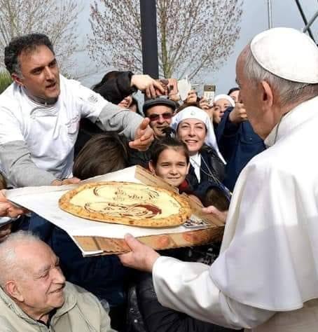 Marco Amoriello consegna la pizza a Papa Francesco