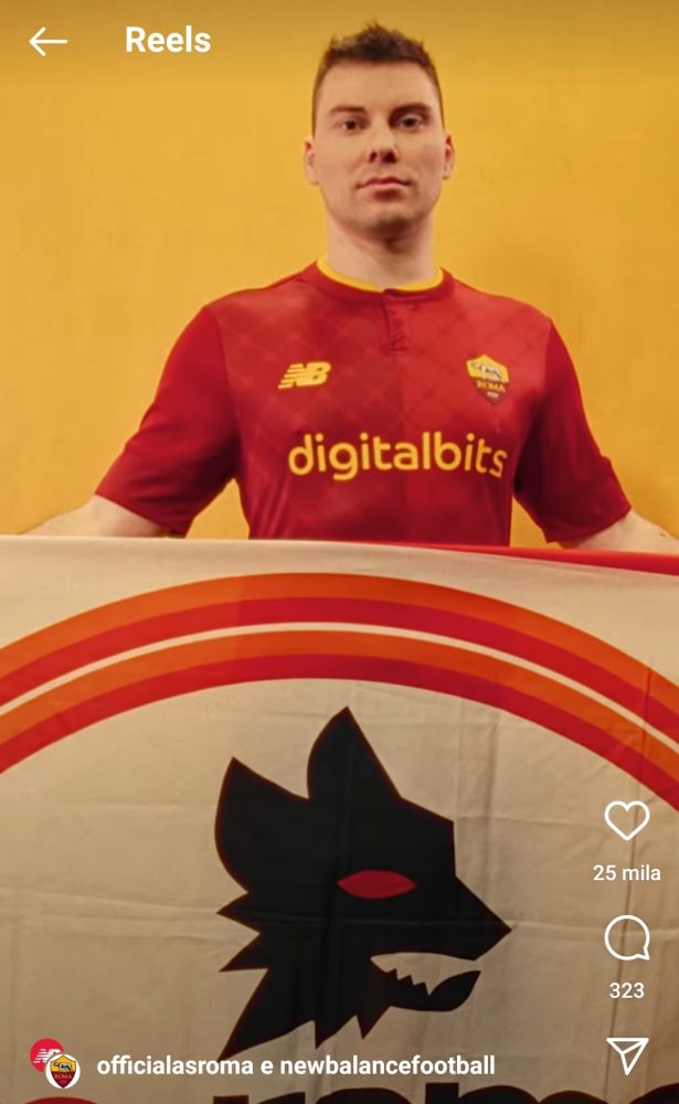Jacopo Mercuro con la nuova maglia della As Roma. - foto Instagram As Roma