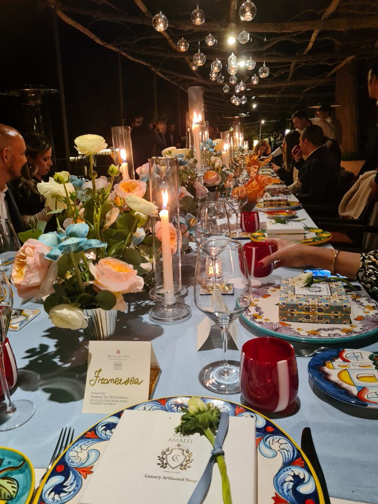 NH - I tavolo imperiale allestito per la cena di gala