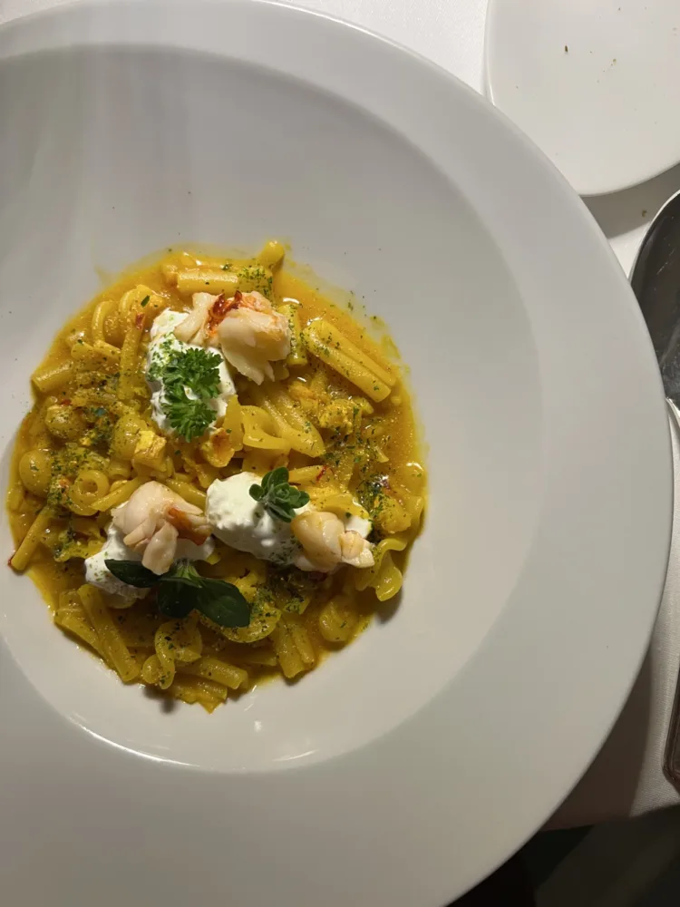 Pasta mista con astice pistilli di zafferano e burrata