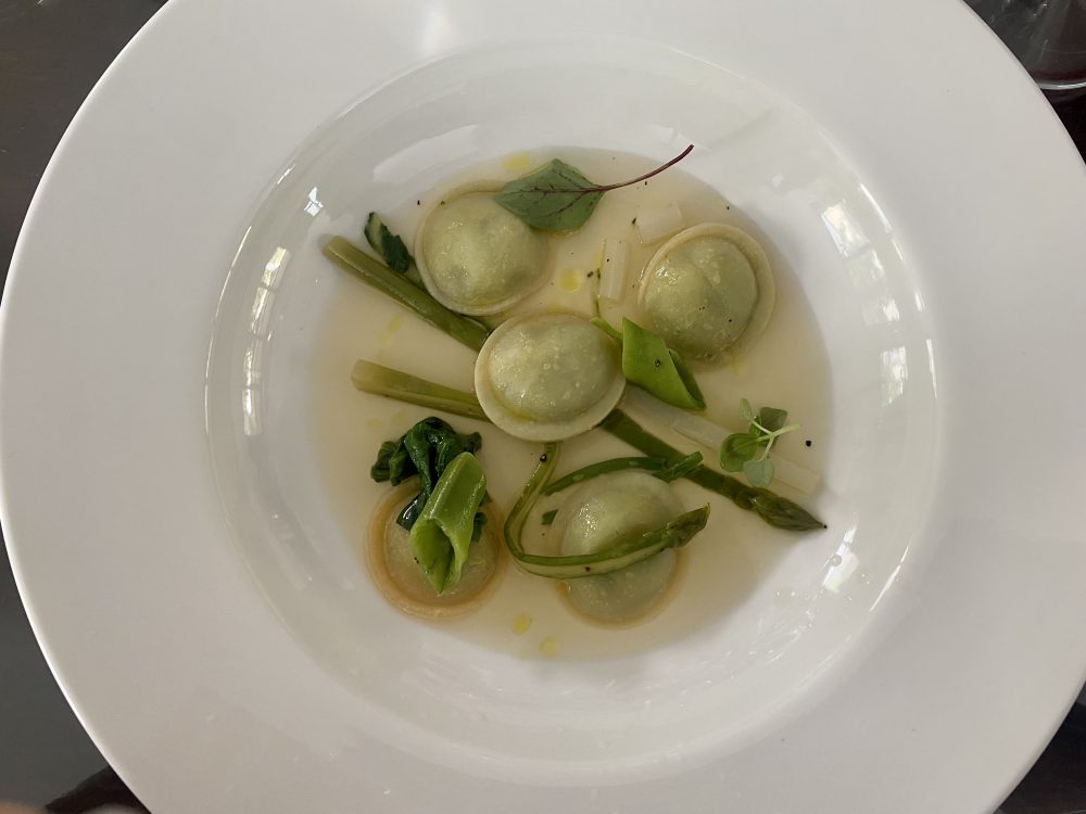 Ravioli di pasta all’uovo, ricotta di capra ed erbe amare -Il Principe