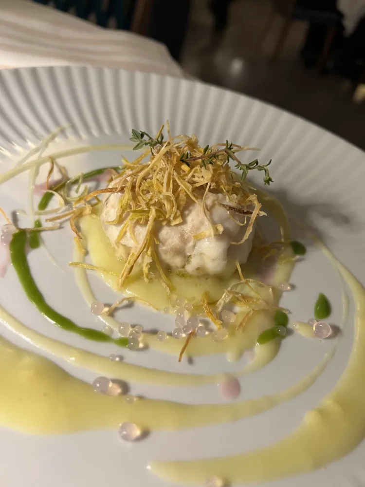 Tortino di pesce azzurro con carciofi e provolone Sorrentino su crema di patate al limone e porro croccante