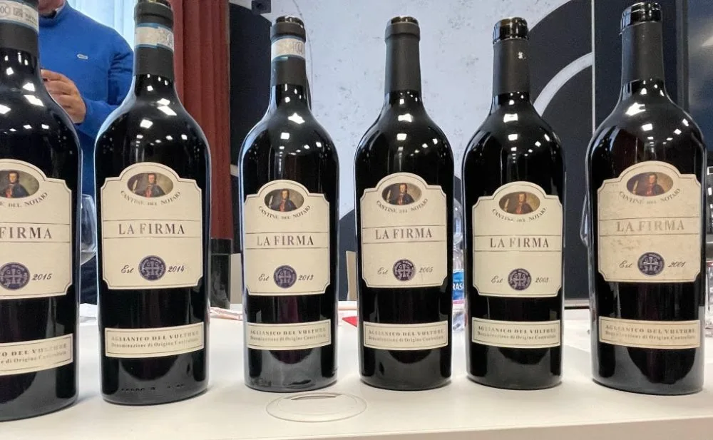 La Firma in verticale di Cantine del Notaio