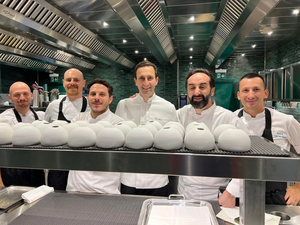 Vito Mollica con Tim Ricci e parte della squadra di cucina