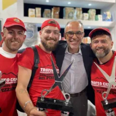 Antimo Caputo con i vincitori della categoria Pizza Contemporanea - foto di Vincenzo Pagano