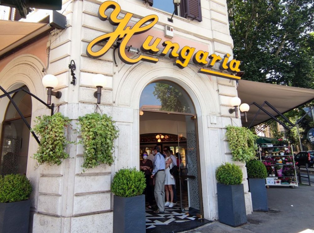 Caffe' Hungaria- l'entrata principale