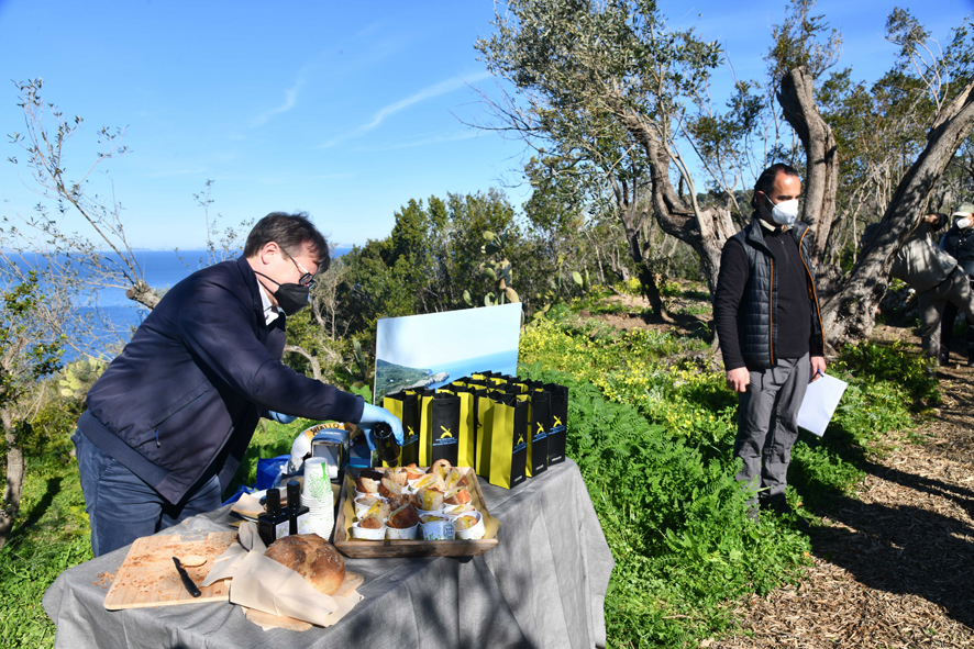 Degustazione di prodotto a base di olio Oro di Capri