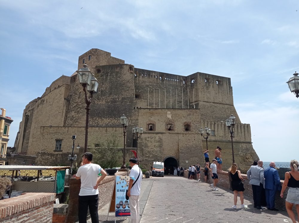 Facciata esterna di Castel dell'Ovo a Napoli