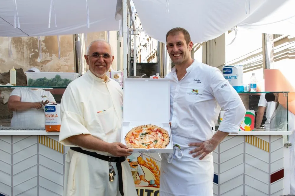 Padre Francesco, responsabile Mensa del Carmine e Salvatore Salvo