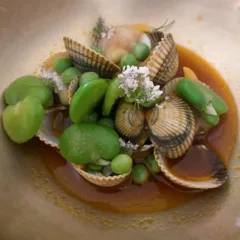 Le Chateaubriand. Tartufi di mare, piselli, fave, fiori di sambuco, jus di yuzu