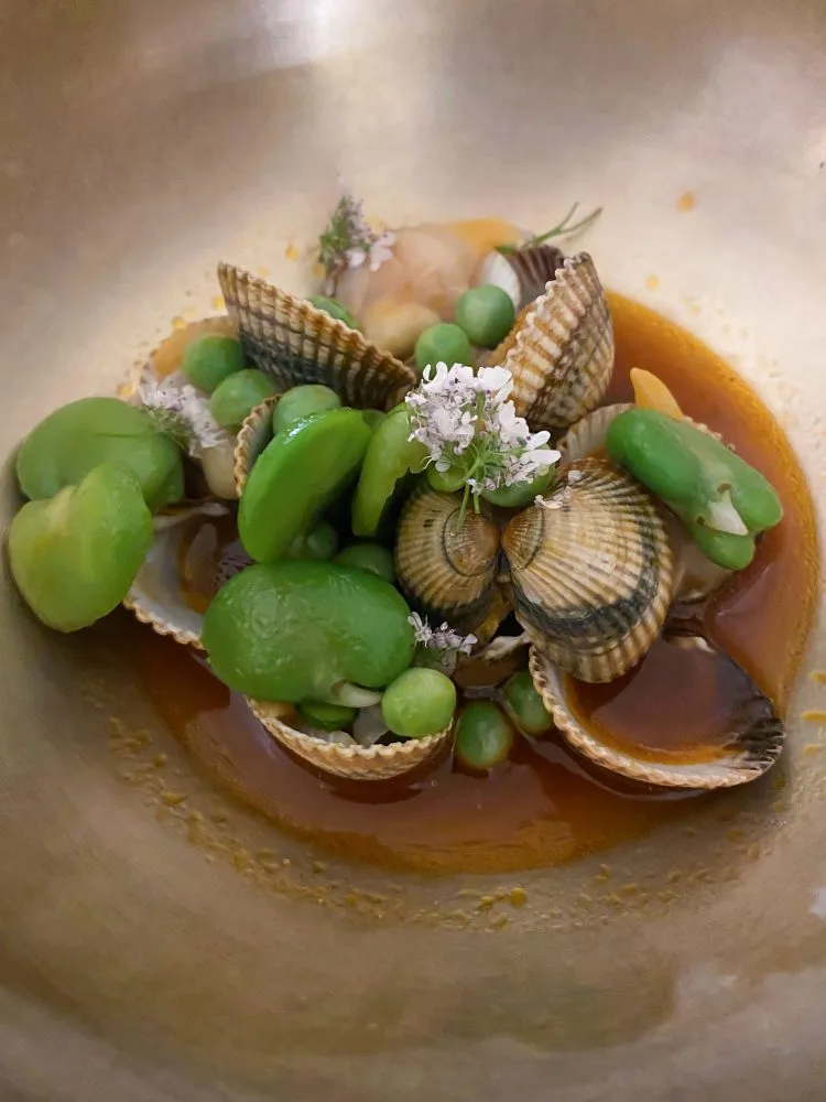 Le Chateaubriand. Tartufi di mare, piselli, fave, fiori di sambuco, jus di yuzu