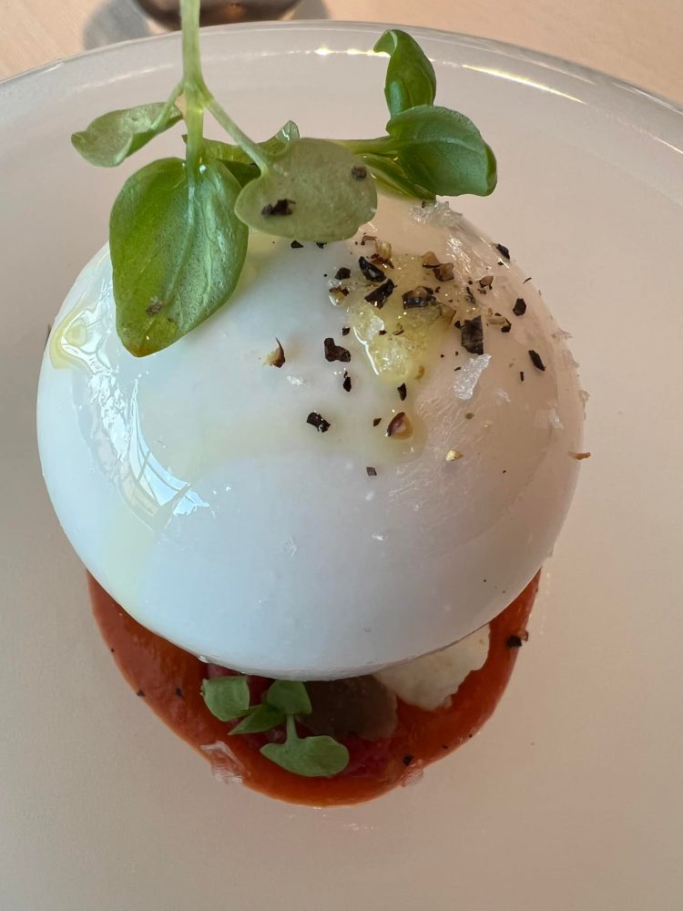 Caprese dolce e salato, il piatto simbolo di Andrea Aprea pensato per Le Strade della Mozzarella