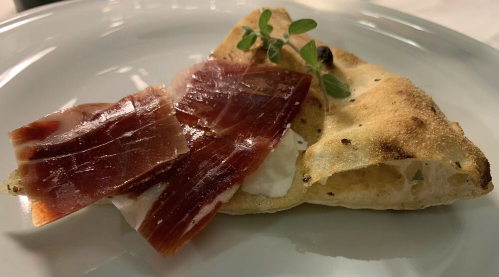 Il Ghiottone a Policastro, il benvenuto dal forno delle pizze