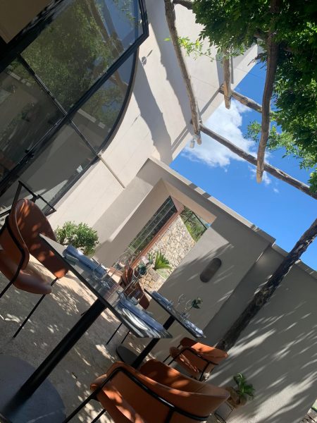 LAQUA Countyside, i tavoli sotto il pergolato di glicine