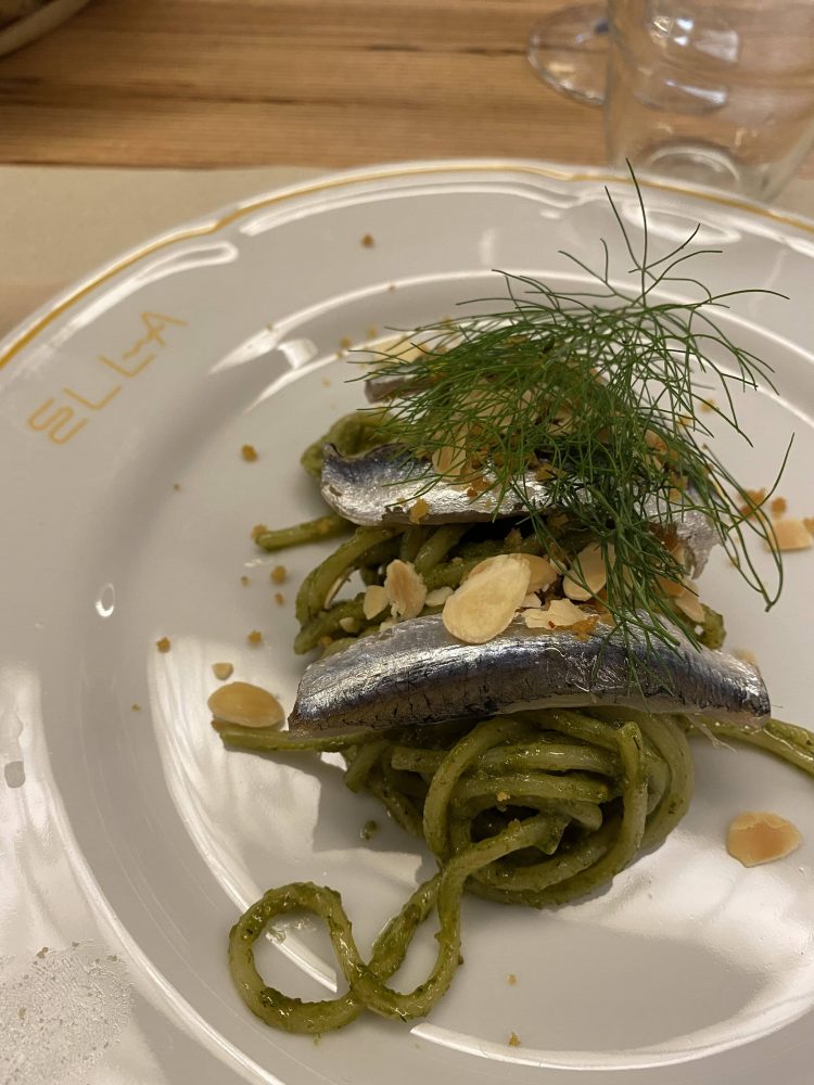 Piazza Scammacca, Spaghetti con pesto di finocchietto e sarde