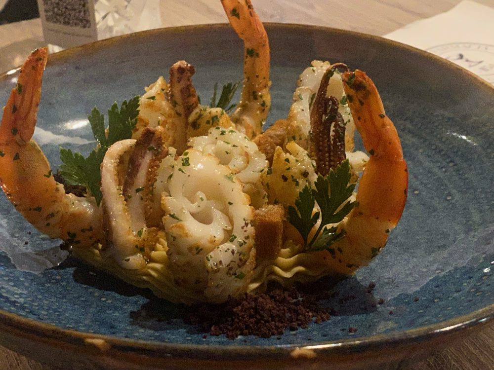 Antica Farmacia 1154 - l’Humus Gamberi e Calamari, composto da humus di ceci, dressing di capperi, gamberi e calamari