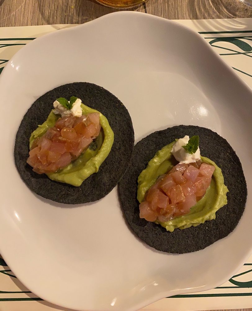 Antica Farmacua 1154 - Black Tacos di ricciola, una tortilla di mais nero, condita con purè di avocado, tartare di ricciola e stracciatella di bufala