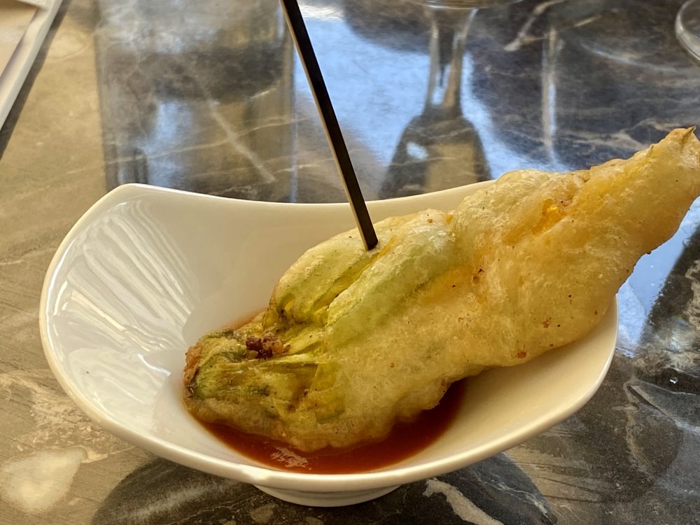 Fiore di zucca ripieni di ricotta su salsa di pomodoro San Marzano dell’Agro Nocerino- Sarnese DOP