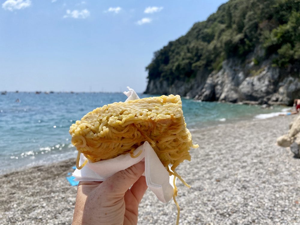 Frittata di maccheroni in riva al mare