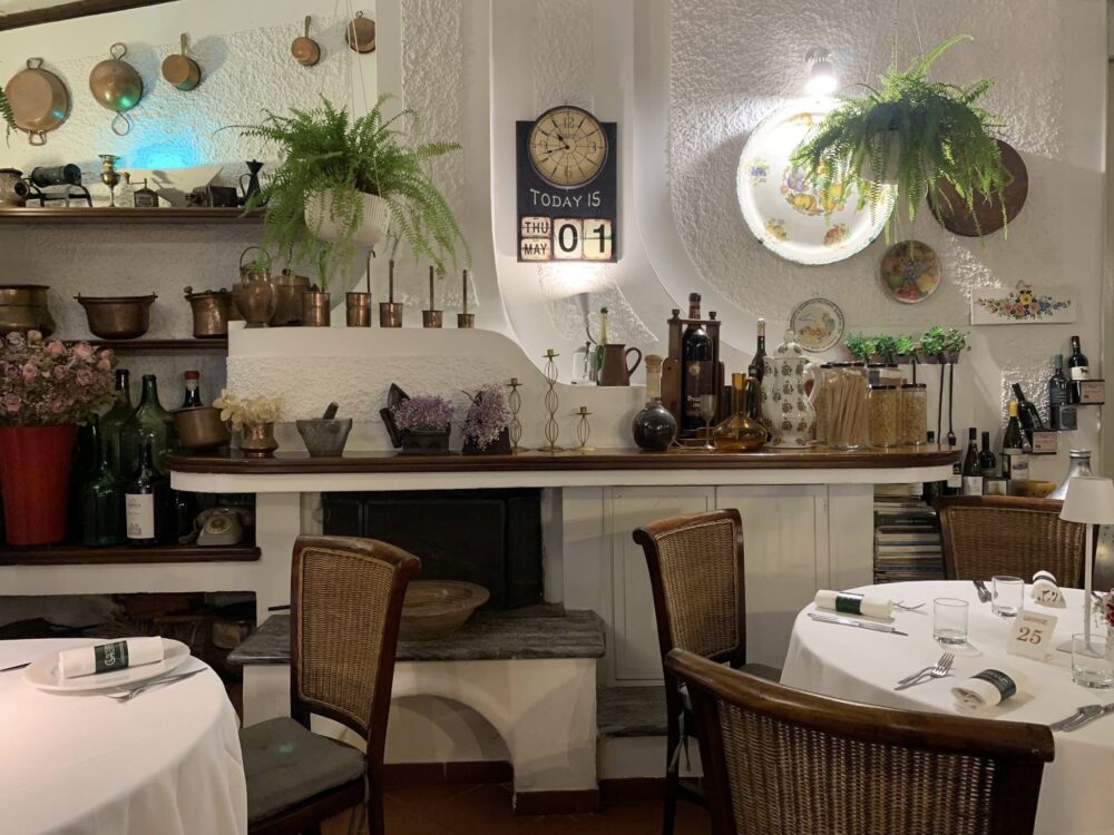 Il Ghiottone a Policastro, la sala con il camino