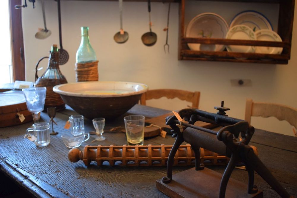 Il ricettario di Pastena - il tavolo nella cucina del Museo