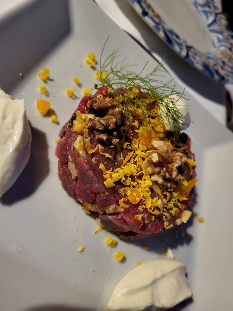 O' CIARDIN - Tartare di manzo con uovo, noci e cremoso al formaggio