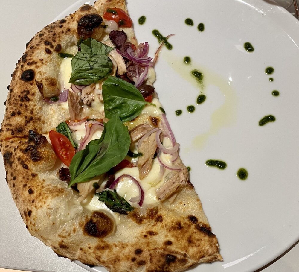 Pizza la calabrisella_ fior di latte di Agerola, tonno di Cetara, pomodorino del piennolo, cipolla di Tropea, olive nere di Gaeta