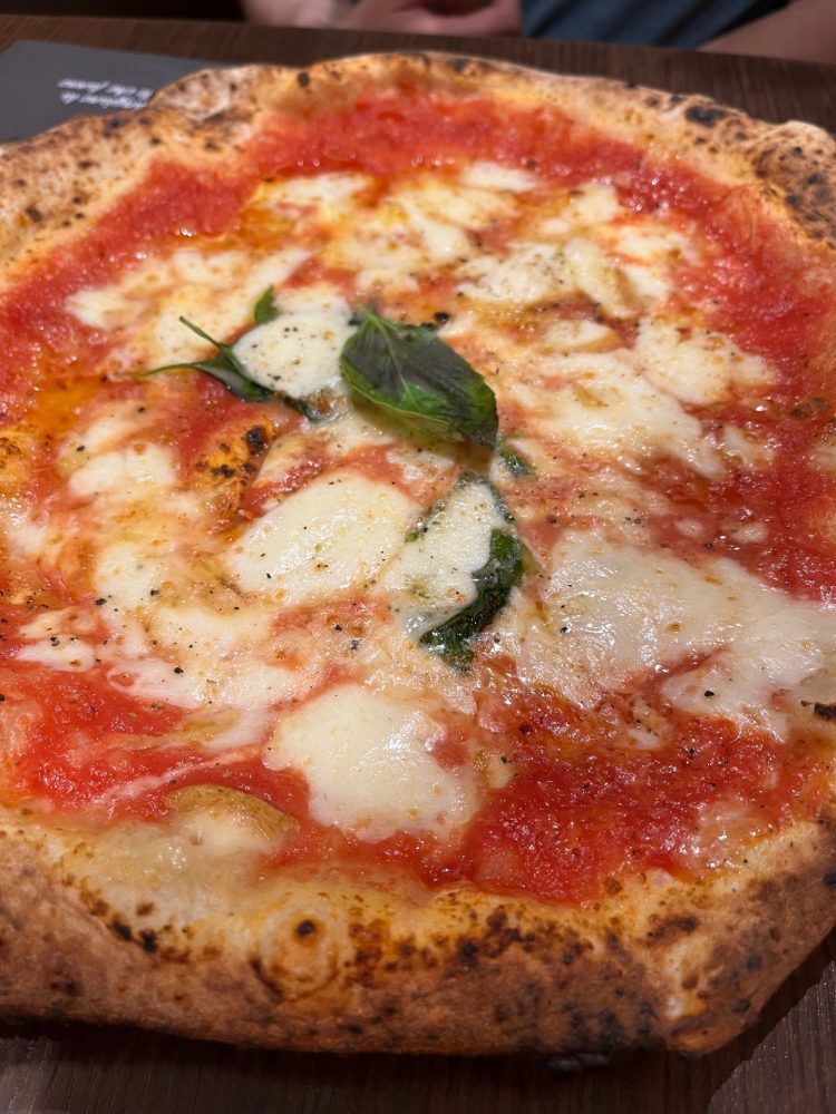 Pizzeria Prestige - Pizza Margherita con provola e pepe
