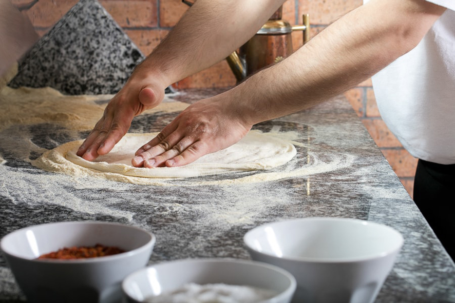 Preparazione della pizza raviolo Panorama Capri